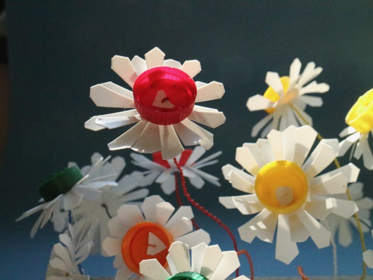 kurs plastkunst : Lag blomster av plastsøppel